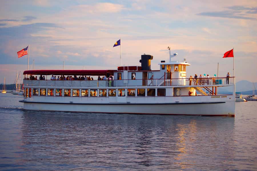 Boston: City Lights Sightseeing Cruise on Classic Boat - Rowes Wharf makes the start easy