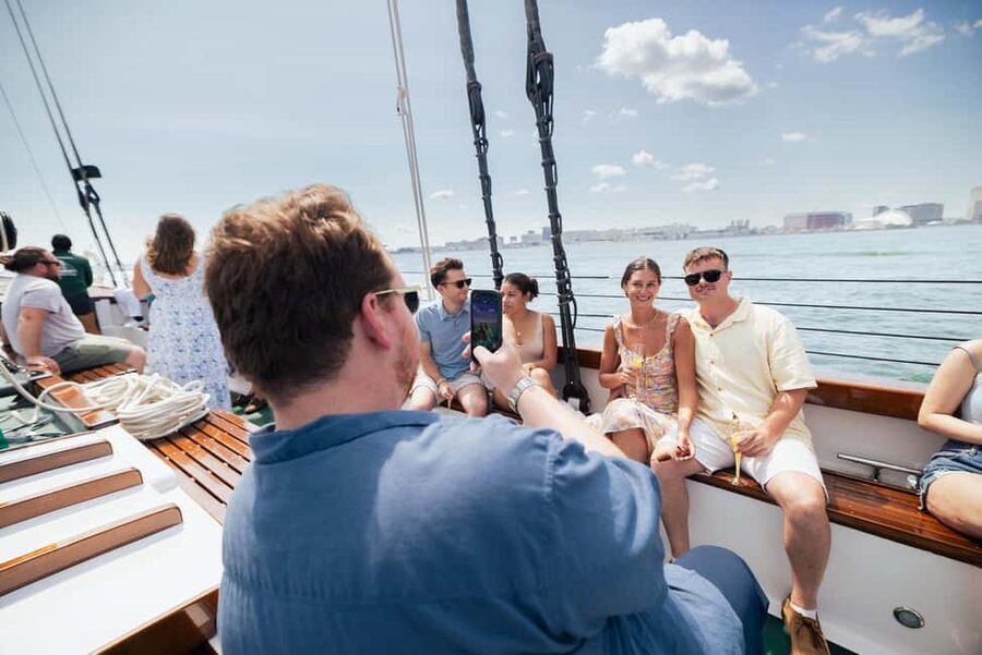 Boston: Downtown Harbor Sailing Cruise - Inner Harbor Islands and Castle Island