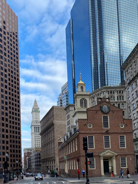 Boston: Freedom Trail Guided Walking Tour in French - The State House and Granary Cemetery
