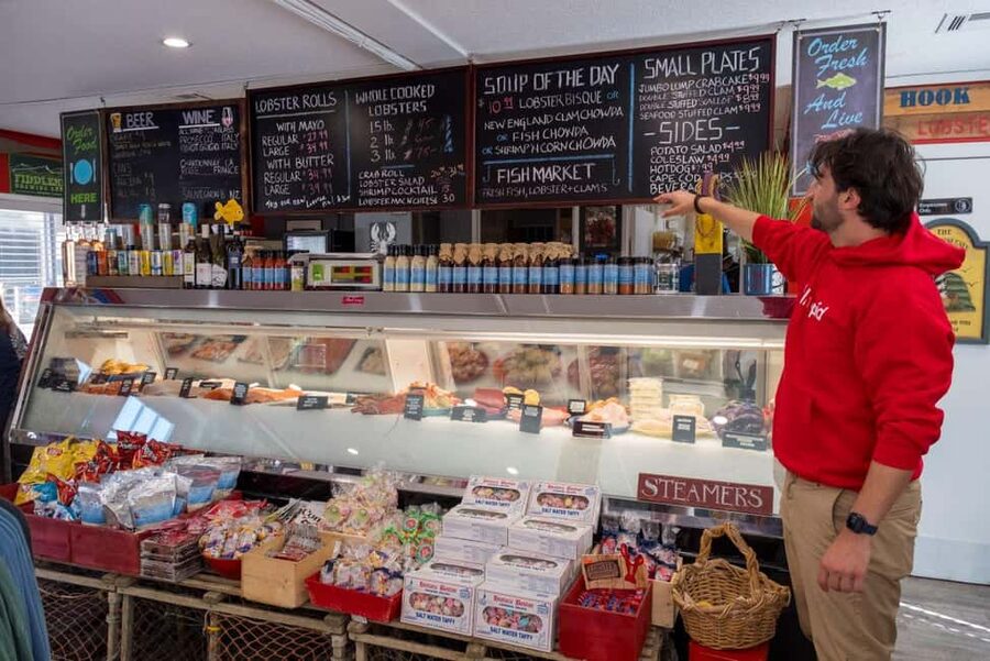 Boston: Guided Seafood Tasting and History Tour - Finishing at the Rose Kennedy Greenway