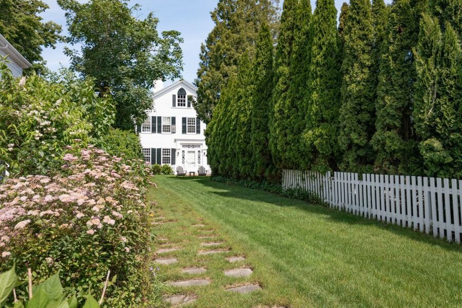 Boston: Martha's Vineyard Day Trip with Optional Island Tour - Food, shopping, and the discount card