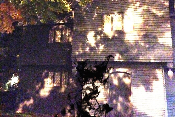 Haunted Footsteps Best Ghost & Paranormal Salem Tour - The Blue Lady behind Rockafellas