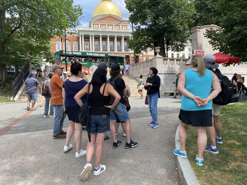 Old Boston: Beacon Hill & Back Bay Walking Tour in French - The Boston Public Library reading room