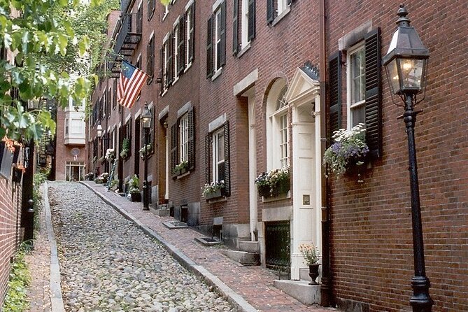 Private 1.5-Hour Freedom Trail Walking Tour with Costumed Guide - The 11-stop route and its Faneuil Hall finish