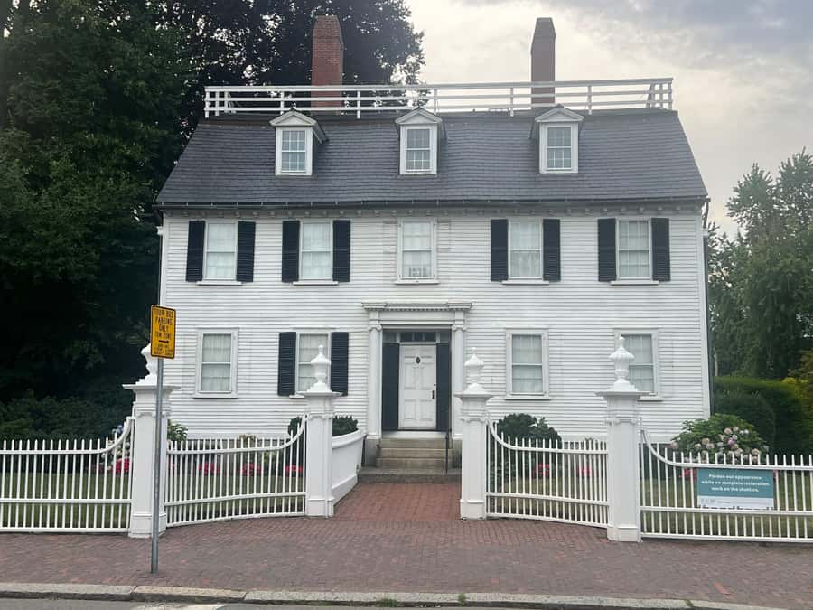 Salem: Witch Trial History and Salem Haunts Walking Tour - Finding the Hocus Pocus locations
