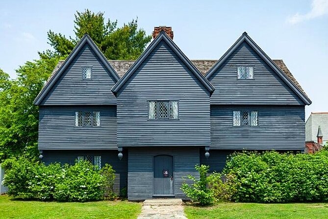 "Witch Trials" Walking Tour in Salem - Old Burying Point Cemetery and the people behind the names